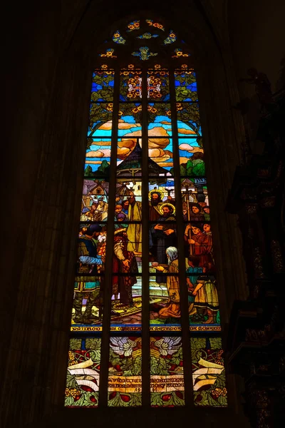 聖人の生活からのシーンでクトナー チェコ共和国 2018 インテリアの聖バーバラの Church Stained グラスの窓 — ストック写真