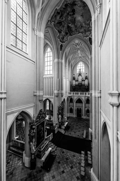 库特纳霍拉 捷克共和国 2018年10月26日 圣母升天教堂和圣约翰浸信会的内部 黑色和白色 — 图库照片