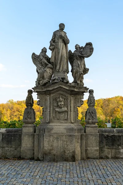 Statue Mit Einer Religiösen Geschichte Einer Fußgängerzone Terrasse Barborska Kutna — Stockfoto