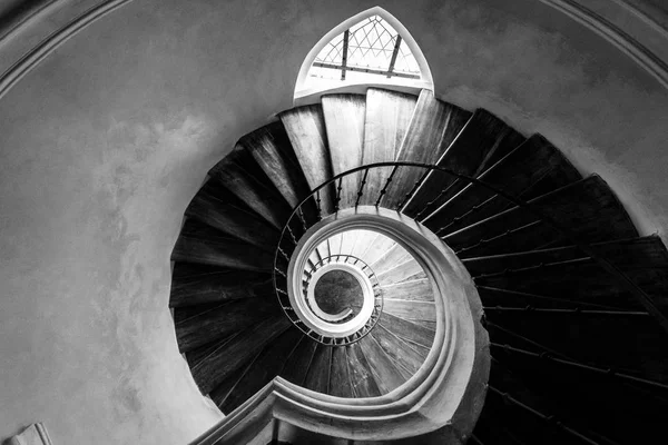 Velha Escada Espiral Vista Cima Preto Branco — Fotografia de Stock