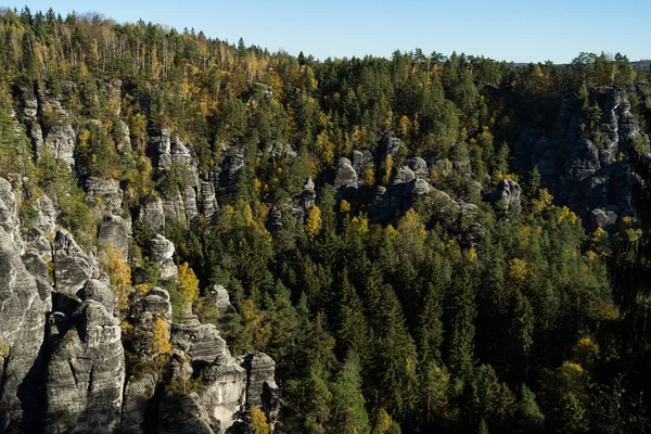 秋天在撒克逊瑞士 易北河砂岩山 — 图库照片