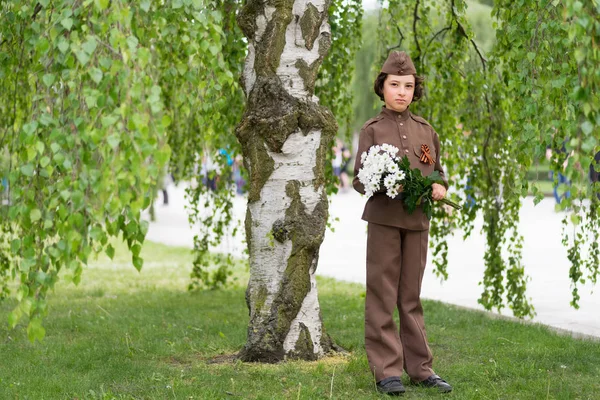 Retrato Menino Com Flores Uniforme Soldado Exército Vermelho Durante Segunda — Fotografia de Stock