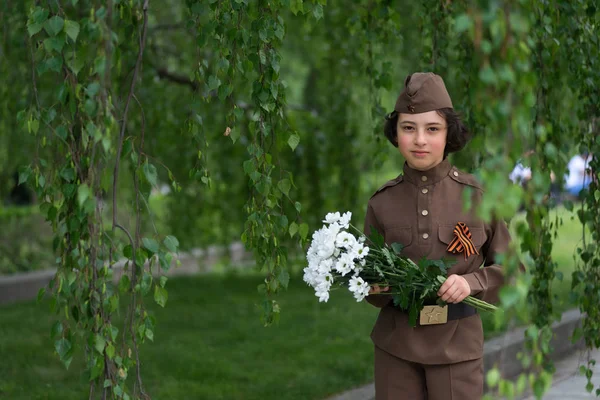 Retrato Menino Com Flores Uniforme Soldado Exército Vermelho Durante Segunda — Fotografia de Stock