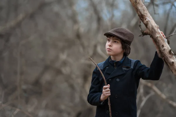 自然の背景に制帽とコートを着た少年の肖像画 — ストック写真