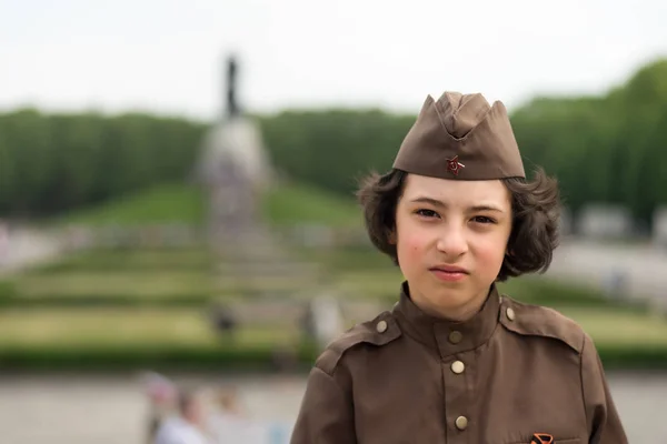 第二次世界大戦中の赤軍の兵士の制服姿の少年の肖像 ソビエト戦争記念碑 トレプタワー公園 ベルリン ドイツ — ストック写真