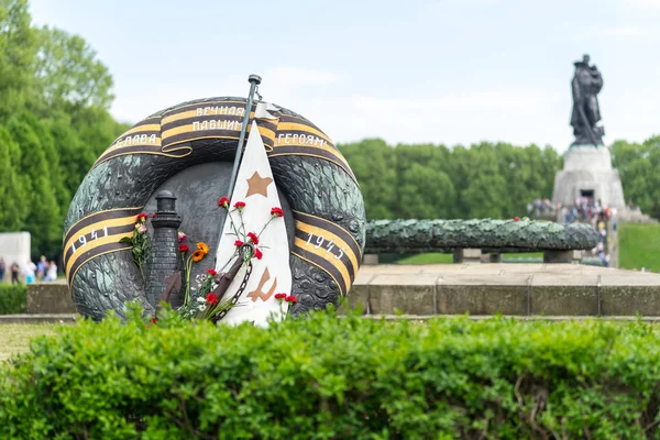 ソビエト戦争記念碑 トレプタワー公園 ベルリン ドイツ ロシア語の碑文 堕落した英雄への永遠の記憶 — ストック写真