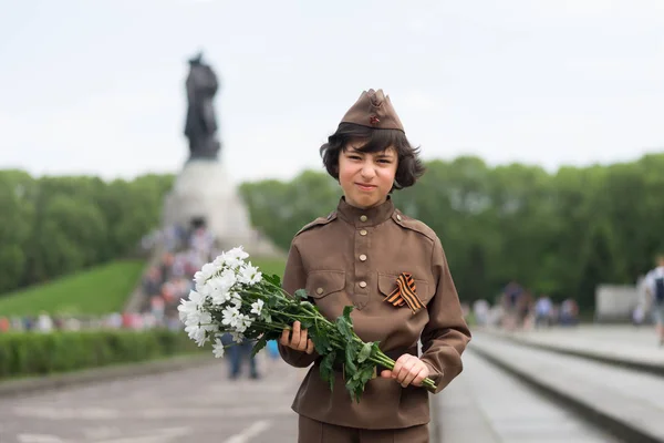Retrato Niño Con Flores Con Uniforme Soldado Del Ejército Rojo — Foto de Stock
