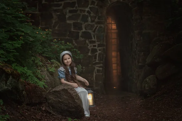 Uma Menina Roupas Retro Fica Com Uma Lanterna Perto Parede — Fotografia de Stock