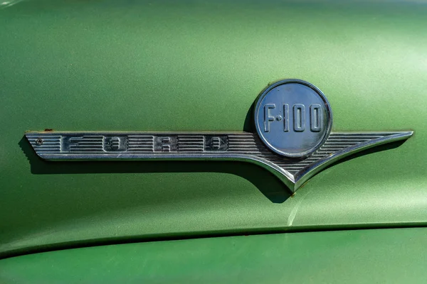 Berlín Květen 2018 Emblém Nákladního Vozu Ford 100 1953 Close — Stock fotografie