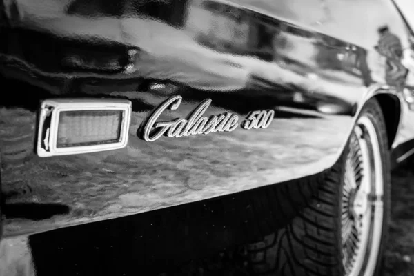 Berlín Mayo 2018 Emblema Del Ford Galaxie 500 Primer Plano —  Fotos de Stock