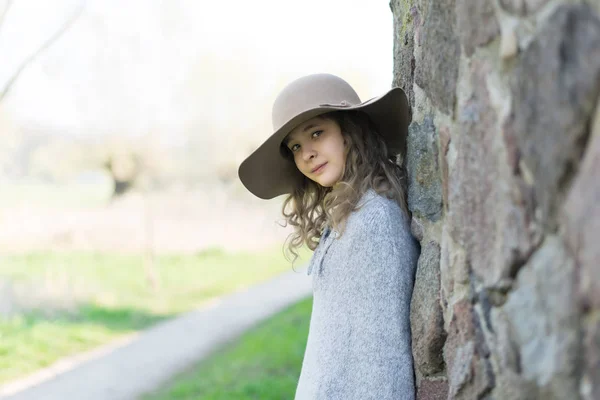 Retrato Uma Menina Bonita Chapéu — Fotografia de Stock