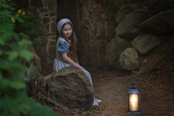 Retro Giysiler Içinde Bir Kız Kale Duvarının Yanında Bir Fener — Stok fotoğraf