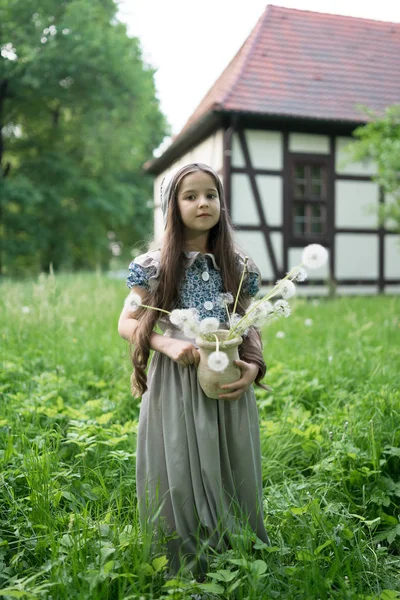 Dívka Šatech Retro Stylu Bílými Dandelii Hliněnou Hrnkou Mezi Typickou — Stock fotografie