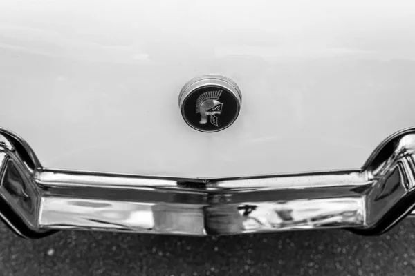 ベルリン 2019年5月11日 中型車ビュイック スカイラークのトランク蓋のエンブレム 1972年 白黒第32回ベルリン ブランデンブルクオールドタイマーデー — ストック写真