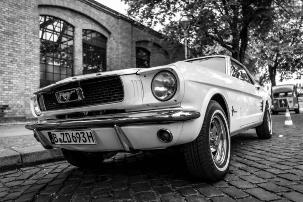 ベルリン 2019年5月11日 ポニー車フォードマスタング 第一世代 白黒第32回ベルリン ブランデンブルクオールドタイマーデー — ストック写真