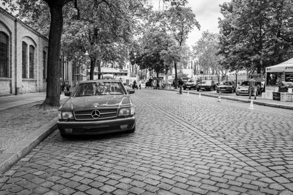 ベルリン 2019年5月11日 駐車場にスポーツカーメルセデス ベンツR107 白黒第32回ベルリン ブランデンブルクオールドタイマーデー — ストック写真