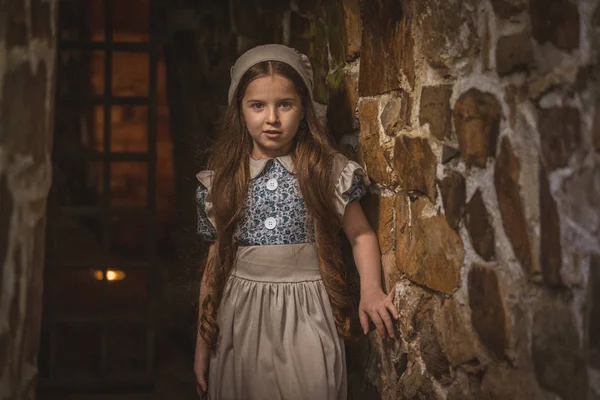 在古城堡的地牢里受惊吓的女孩 样式化 复古色调 — 图库照片