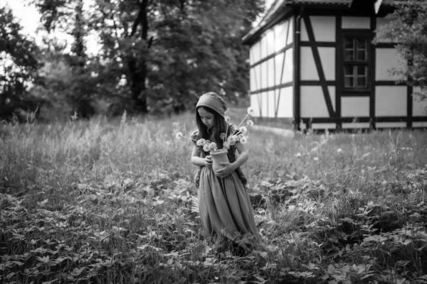 Girl Dress Retro Style White Dandelions Clay Pot Typical Architecture — Stock Photo, Image