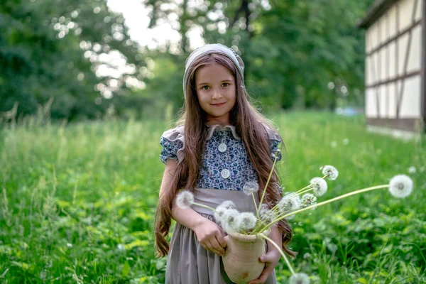 Girl Dress Retro Style White Dandelions Clay Pot Typical Architecture — Stock Photo, Image