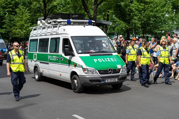 ベルリン 月09 2019 文化の年次カーニバル カーニヴァル Der Kulturen はペンテコステの週末の周りに祝われました パレード前の警察の保安検査 — ストック写真