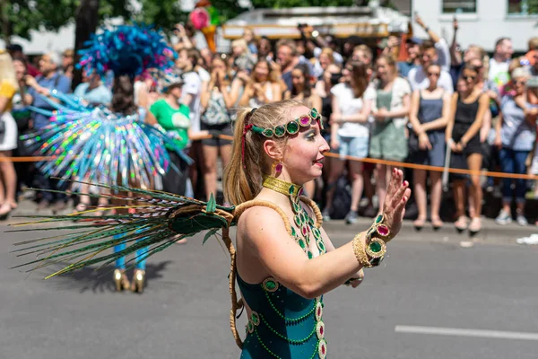 2019年6月9日 一年一度的文化狂欢节 Karneval Der Kulturen 围绕五旬节周末庆祝 与会者在街上狂欢 — 图库照片