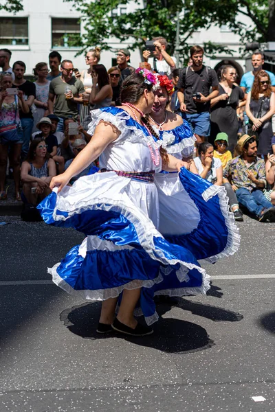 2019年6月9日 一年一度的文化狂欢节 Karneval Der Kulturen 围绕五旬节周末庆祝 与会者在街上狂欢 — 图库照片