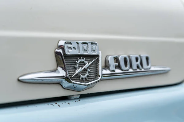 格利恩 2019年6月8日 全尺寸皮卡福特F 100的标志 模具老计时器秀 2019 — 图库照片