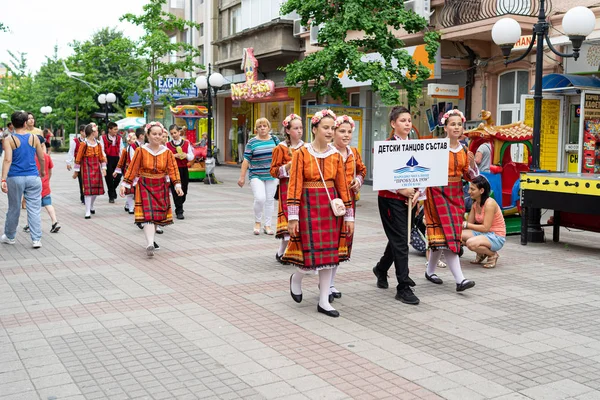 保加利亚波莫里 2019年6月21日 一群身着保加利亚民族服装的儿童走上街头 — 图库照片
