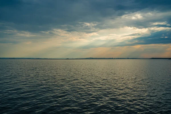 Seascape Evening Overcast Sky Rays Sun — Stock Photo, Image