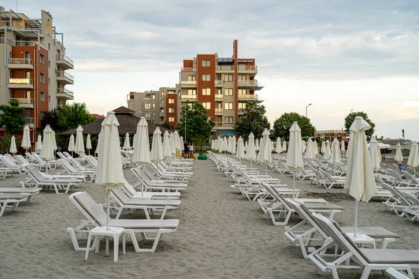 Pomorie Bulgarije Juni 2019 Ligbedden Parasols Lege Avond Strand — Stockfoto