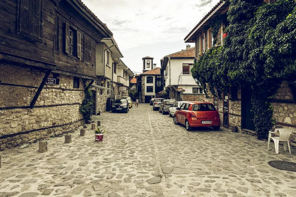 ネッセバル ブルガリア 2019年6月22日 古代の海辺の町の美しく狭い通り 早朝の人里の多い通り ヴィンテージスタイル化 — ストック写真