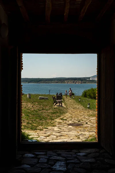 Wandelingen Langs Kust Uitzicht Vanaf Werf Door Poort — Stockfoto