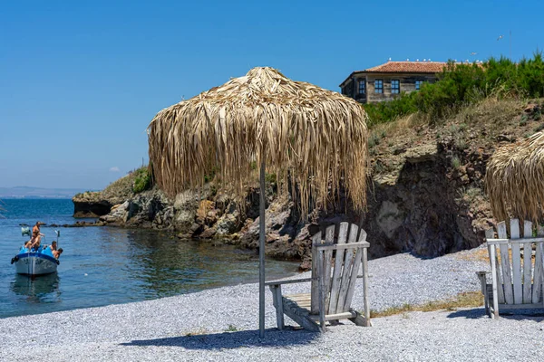 Deckchair Umbrella Made Straw Stony Beach Summer Landscape — Stock Photo, Image