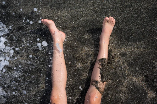 Παιδικά Πόδια Στην Άμμο Κοντινό — Φωτογραφία Αρχείου