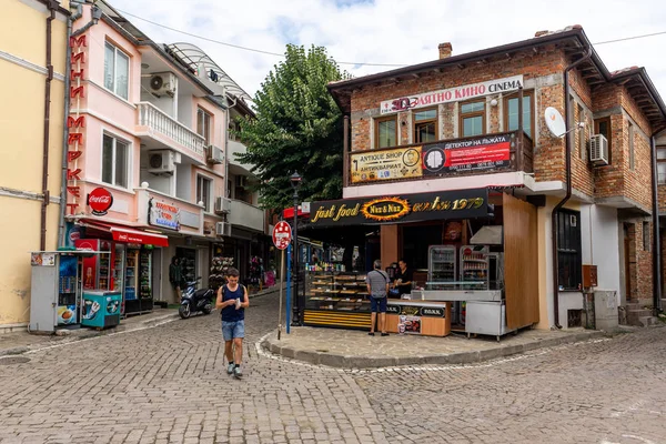 保加利亚索佐波尔 2019年6月28日 保加利亚黑海海岸南部一个古老海滨小镇狭窄的礼品店 — 图库照片