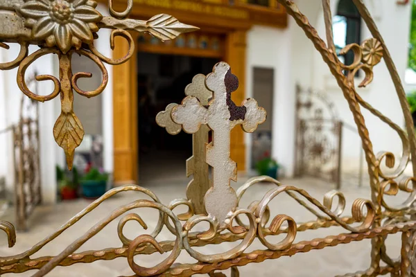 Detail Van Een Sierlijke Kerk Omheining Christelijke Metalen Symbolen Als — Stockfoto