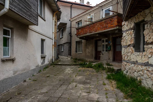 保加利亚黑海海岸南部一个古老的海滨小镇索佐波尔的狭窄街道 — 图库照片