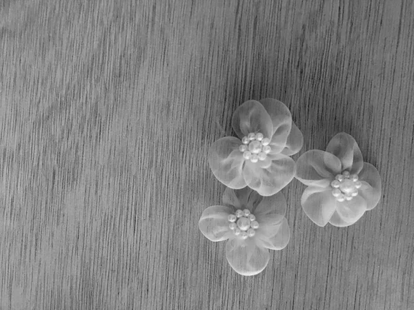 Siyah ve sarı arkaplan şeklinde beyaz ahşap çiçek.