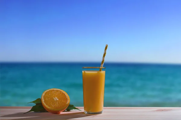 Een Glas Sinaasappelsap Aan Zee — Stockfoto