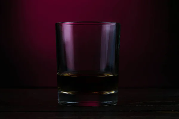 Glas Whisky Donkere Achtergrond Whisky Een Houten Tafel — Stockfoto