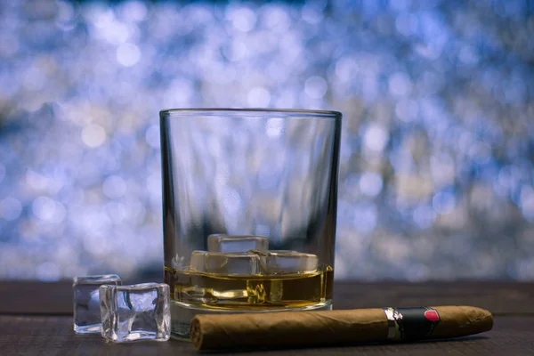 Vaso Whisky Con Cigarro Ahumado Cubitos Hielo Sobre Mesa Madera — Foto de Stock