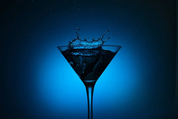 Bicchiere Cocktail Con Bevanda Alcolica Blu Schizzi Fuori Primo Piano — Foto Stock