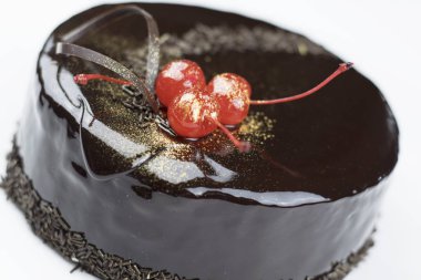 Kirazla süslenmiş çikolatalı pasta..