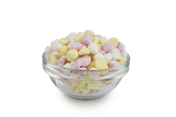 Vielfarbige Marshmallows in einem Glasteller. — Stockfoto