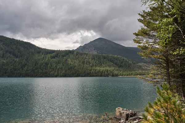 Paisaje con hermoso lago de montaña — Foto de Stock