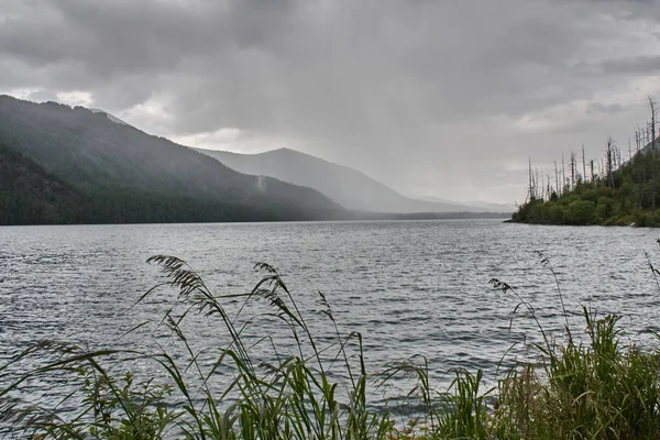Paisaje con hermoso lago de montaña — Foto de Stock