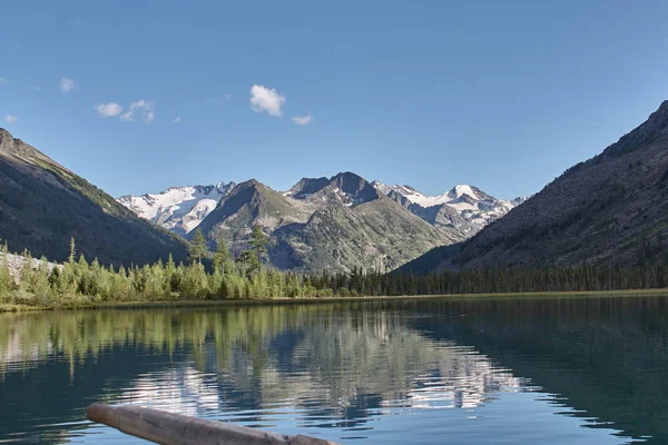 Paysage avec beau lac de montagne — Photo