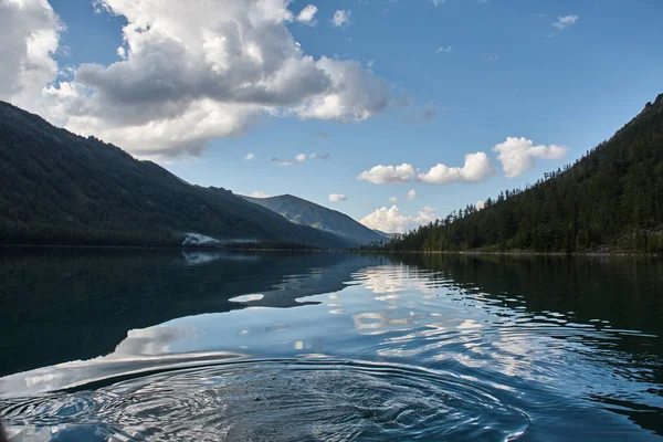 Paisaje con hermoso lago de montaña — Foto de Stock