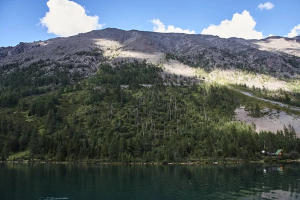 美しい山の湖を風景します。 — ストック写真