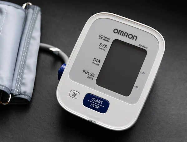 Wladiwostok Russland Mai 2018 Elektronisches Tonometer Von Omron Zur Blutdruckmessung — Stockfoto